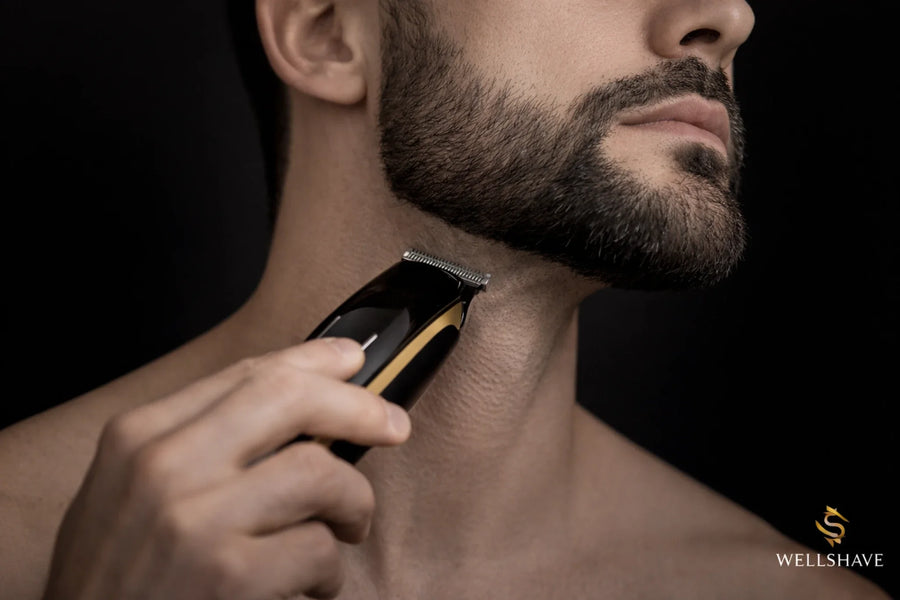 Close-up van een man die zijn baardhalslijn trimt met de Wellshave baardtrimmer voor een strakke en precieze afwerking