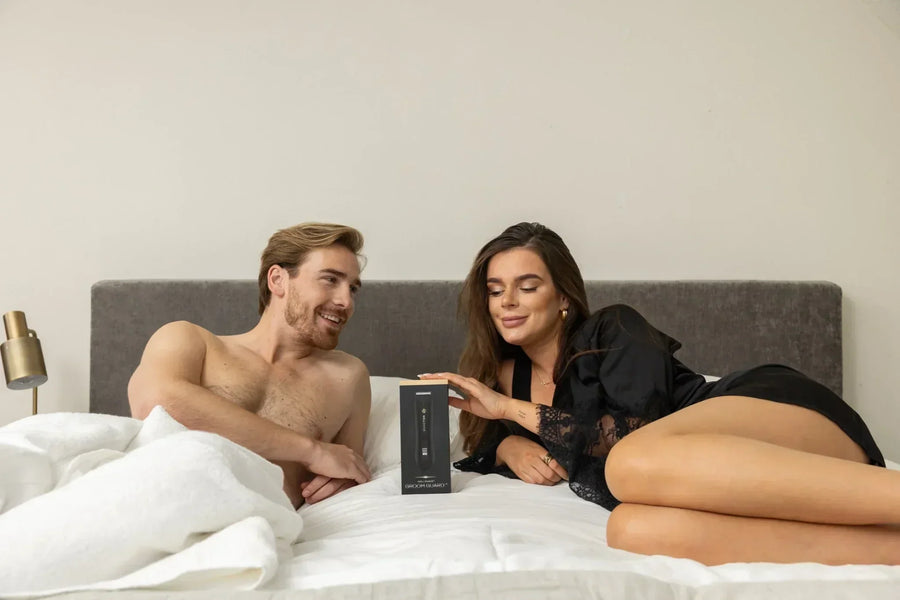 Koppel ligt samen op bed en bekijkt de Wellshave elektrische trimmer als cadeau voor persoonlijke verzorging