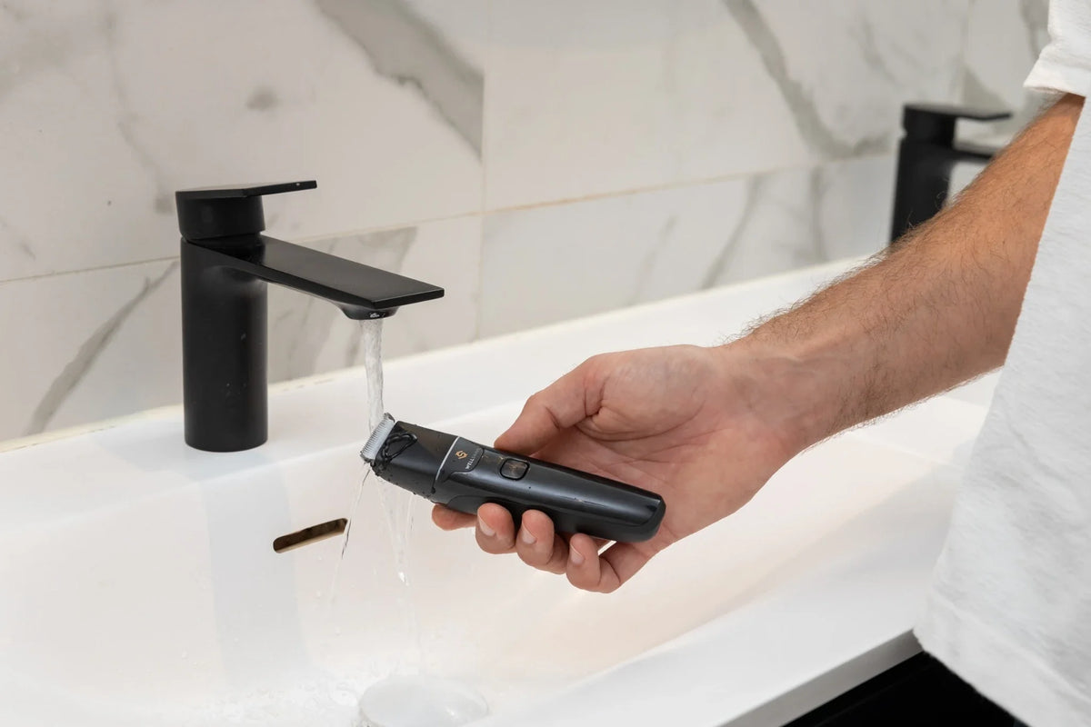 Wellshave elektrische trimmer wordt afgespoeld onder de kraan dankzij het waterproof ontwerp
