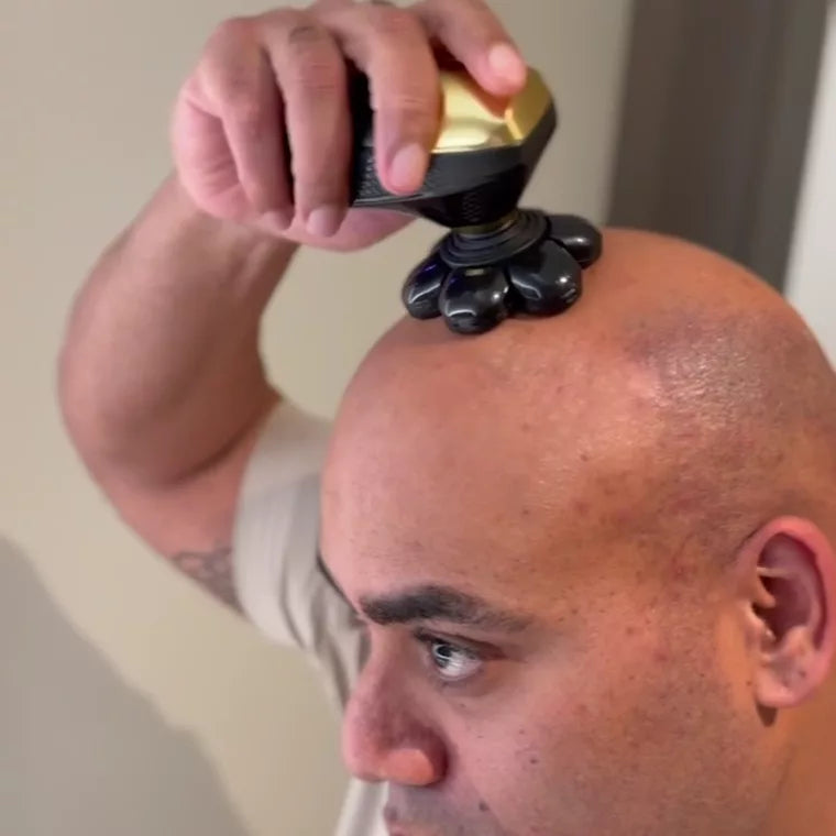 Man scheert zijn hoofd met de Head Shaver Deluxe